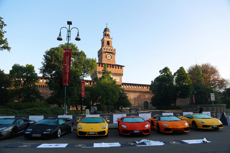 Illustration for article titled Why A Fleet Of 350 Lamborghinis Is Currently Driving Across Italy